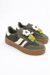Sneaker mit Häkelblumen