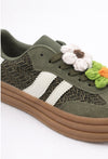 Sneaker mit Häkelblumen