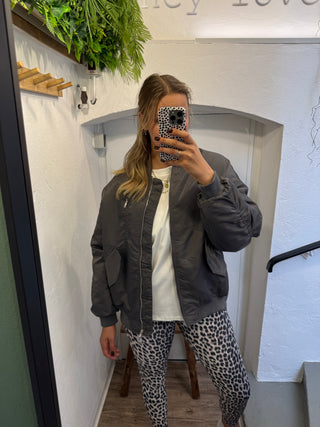 Oversize Bomberjacke mit Leo-Futter