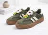 Sneaker mit Häkelblumen