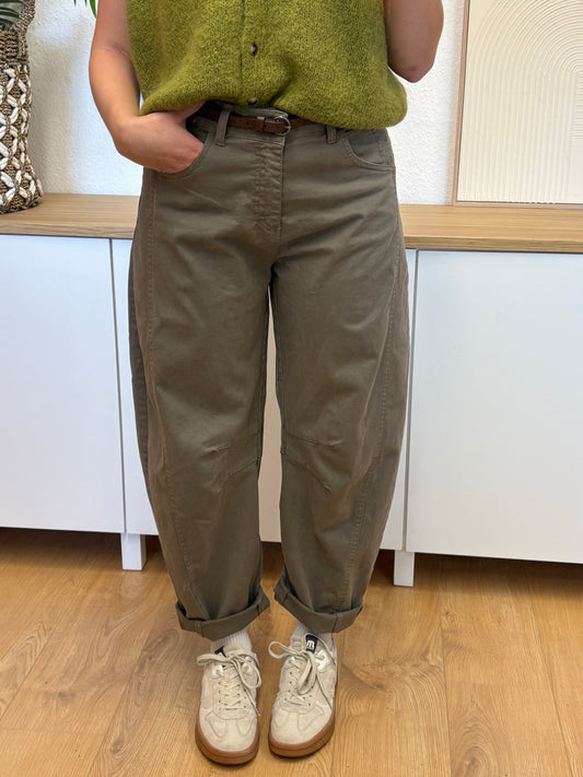 Ballonhose mit Nietengürtel