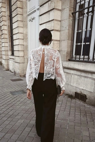 Spitzenbluse mit floralem Muster & offenem Rücken