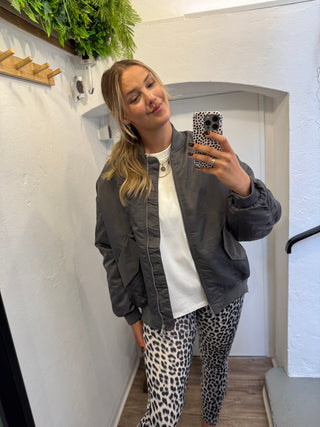 Oversize Bomberjacke mit Leo-Futter