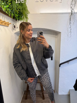 Oversize Bomberjacke mit Leo-Futter