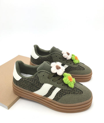 Sneaker mit Häkelblumen