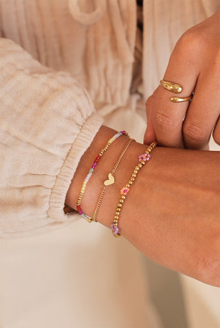 Perlenarmband mit pinken und orangefarbenen Blumen